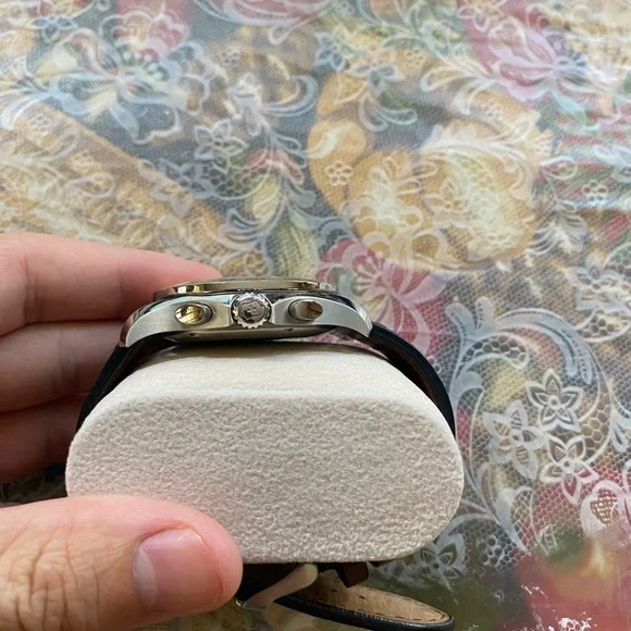 VICTORINOX
Chrono Classic Champagne Dial Men's Watch - Picture 9 of 9